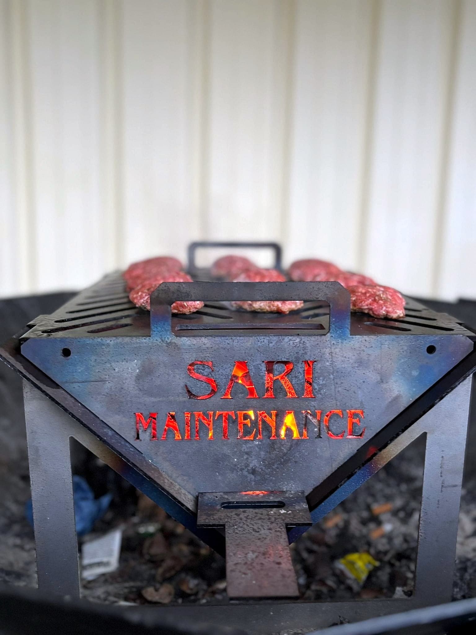 Barbecue en acier avec lettrage découpé au laser