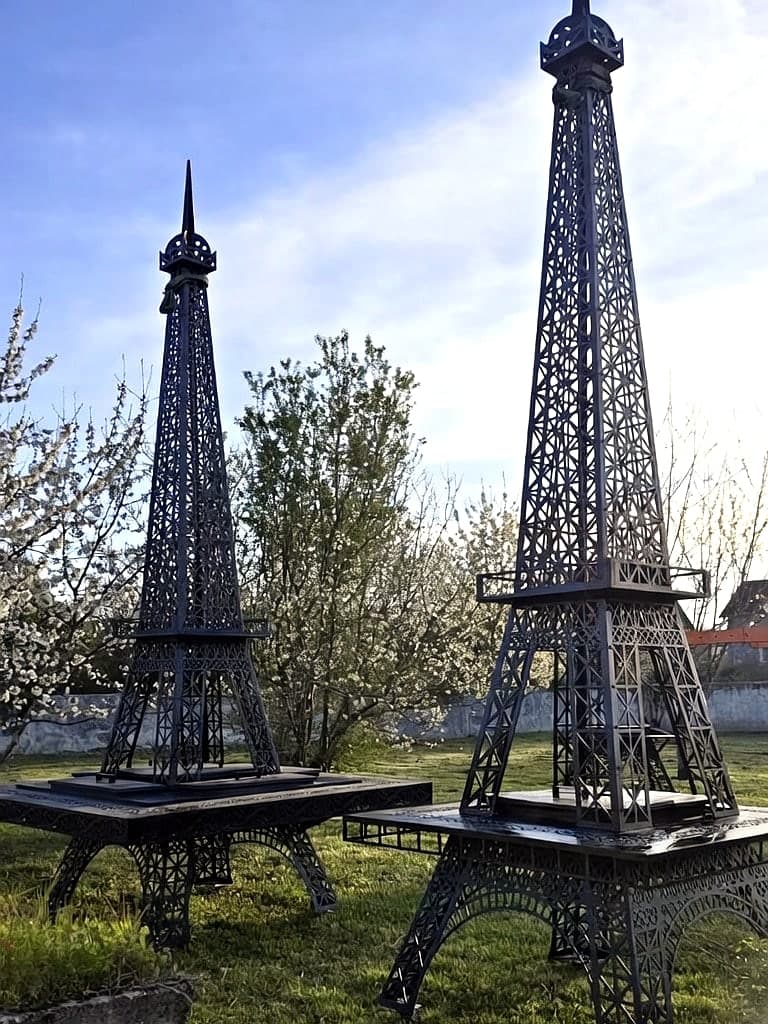 Tours Eiffel décoratives en acier dans un jardin
